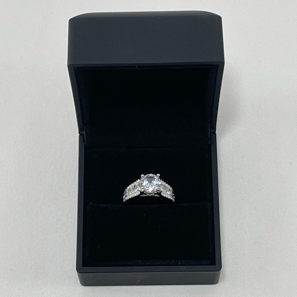 925 Silver Ring Solitaire Size 8 Women Wedding Engagement Anniversary Promise - Picture 1 of 10